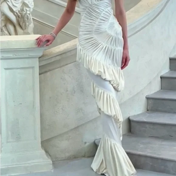 Elegant Cream Halter Dress - Picture 3 of 4